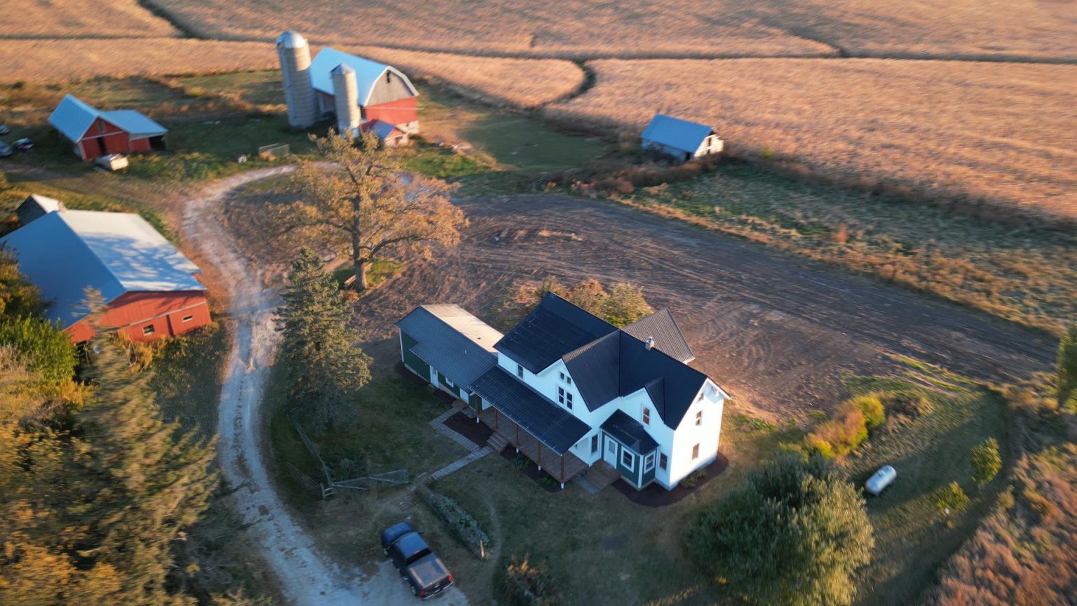 Completely remodeled and modernized Amish Hobby Farm south of Lanesboro